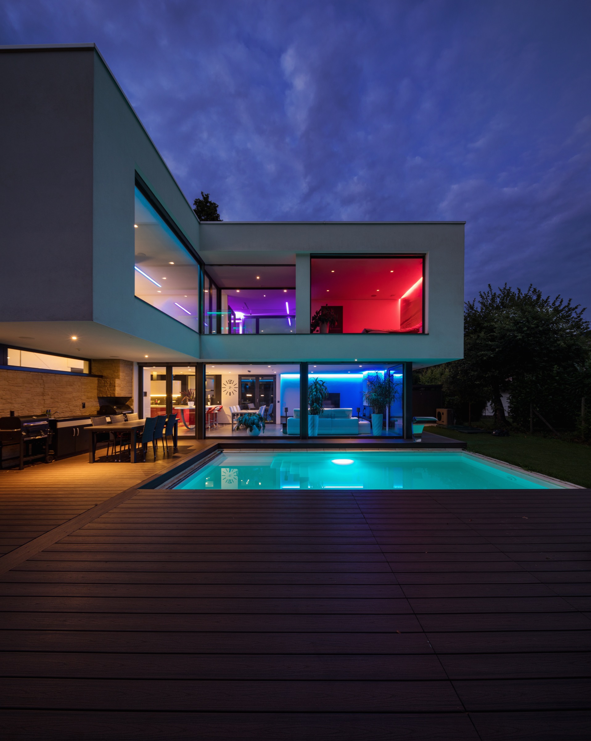 Aus der Projektgalerie von statik-jehle.de: modernes Wohnhaus mit auskragendem Obergeschoss und Pool bei Nacht