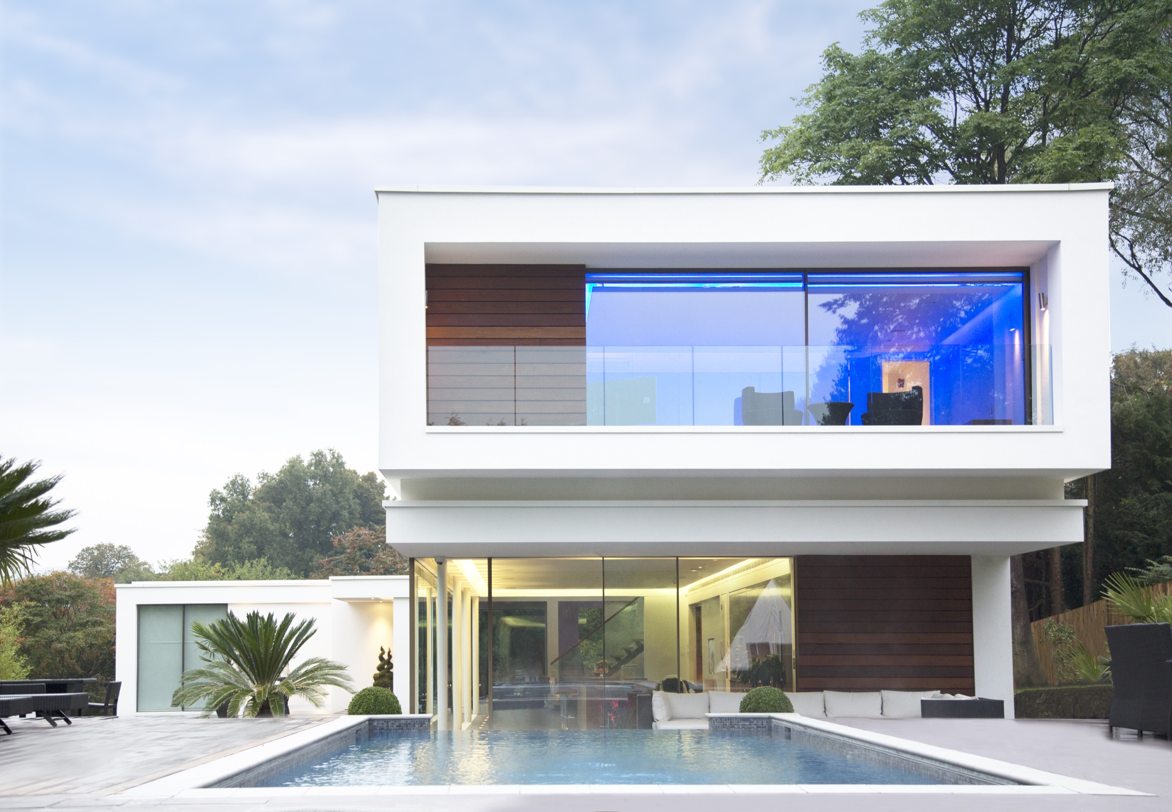 Aus der Projektgalerie von statik-jehle.de: weißes Wohnhaus mit auskragendem Obergeschoss und Pool